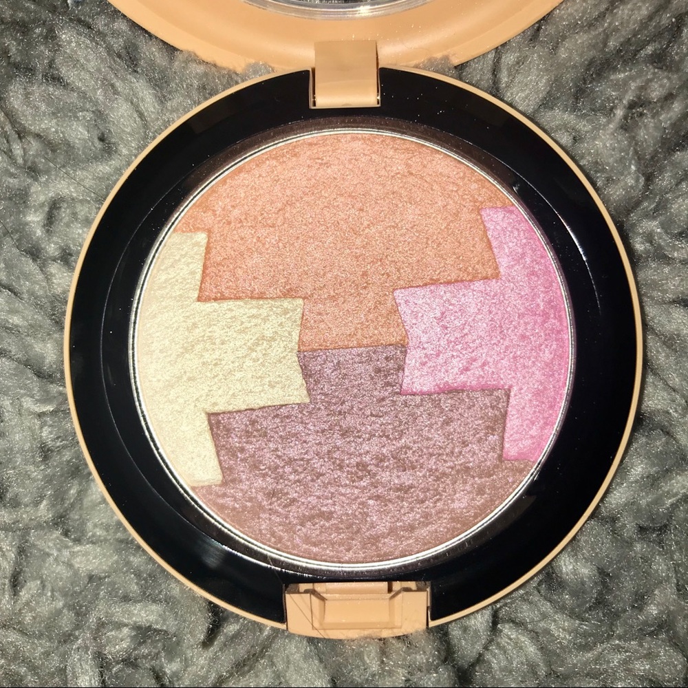 M.A.C. “DUNES AT DUSK” Gleamtones Powder